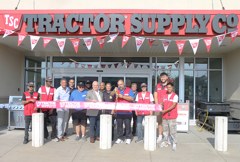 Tractor Supply Co. opens 40,000 s/f at Islandia Shopping Center